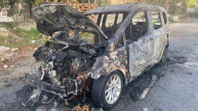 Ataşehir'de seyir halindeki bir hafif ticari araç, bilinmeyen bir nedenden