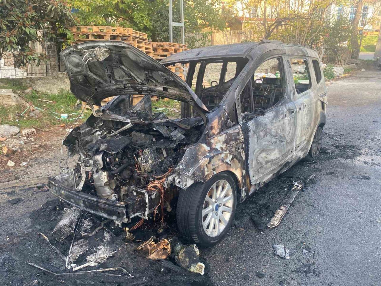 Ataşehir’de Seyir Halindeki Ticari Araç Alev Alev Yandı, Yaralı veya Ölü Yok