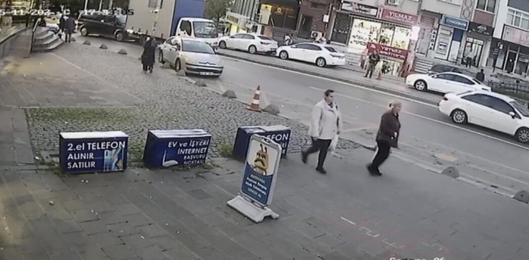 Ataşehir’de Kamyonet Sürücüsü, Durağa Dalınca Facianın Eşiğinden Döndü Ataşehir'de kamyoneti sürdüren kişi, aracı hareket ettirmekte zorlanınca önce bir