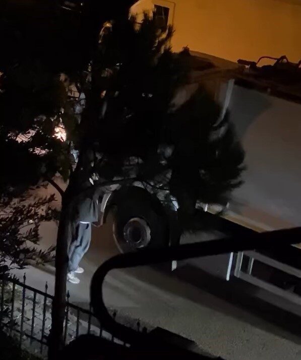 İstanbul Ataşehir'de bir sürücü, trafikte tartıştığı çöp kamyonu şoförüne levyeyle