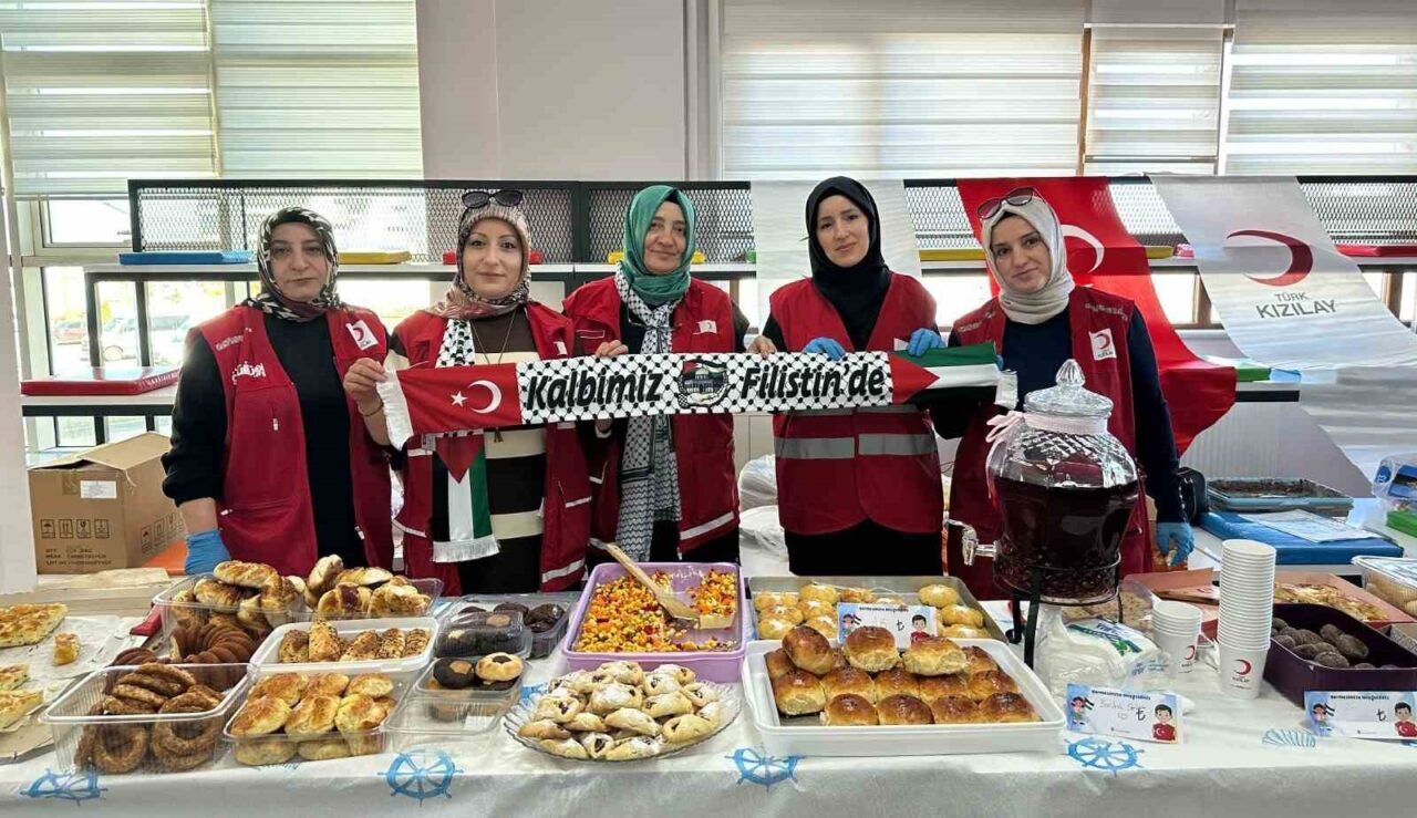 Atatürk Üniversitesi Özel Vakıf Okulları, "Özgür Filistin'in Yanındayız" temalı hayır