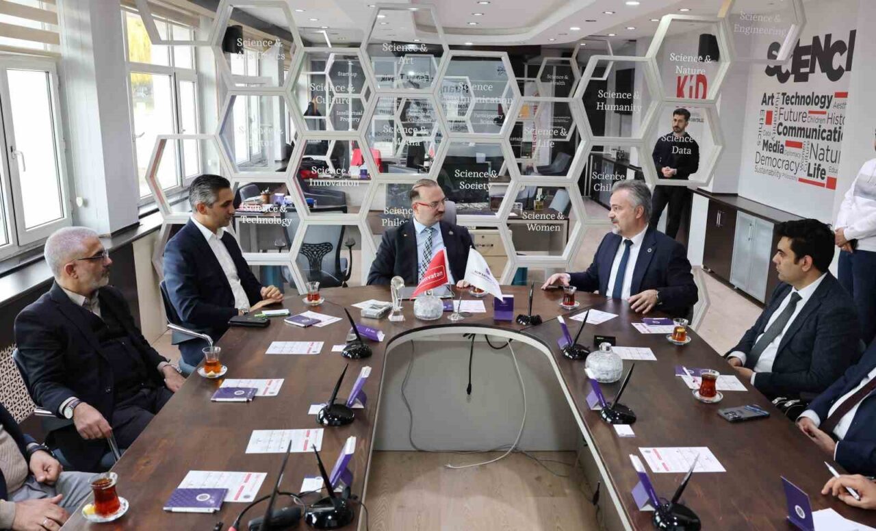 Atatürk Üniversitesi ev sahipliğinde düzenlenen KÜRE Madde Yazım Atölyesi, 100