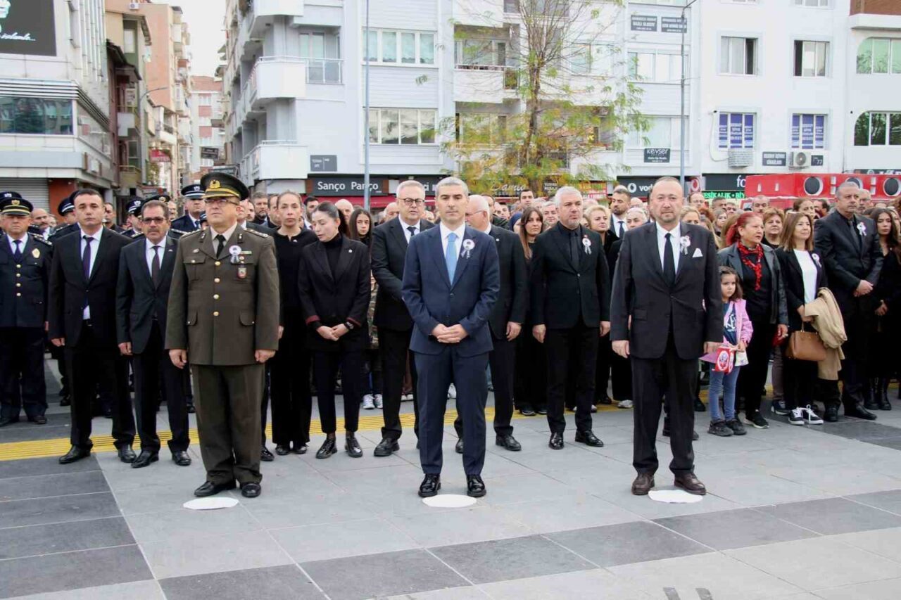 Uşak'ta, Mustafa Kemal Atatürk'ün vefatının 87. yıldönümü anısına tören düzenlendi.