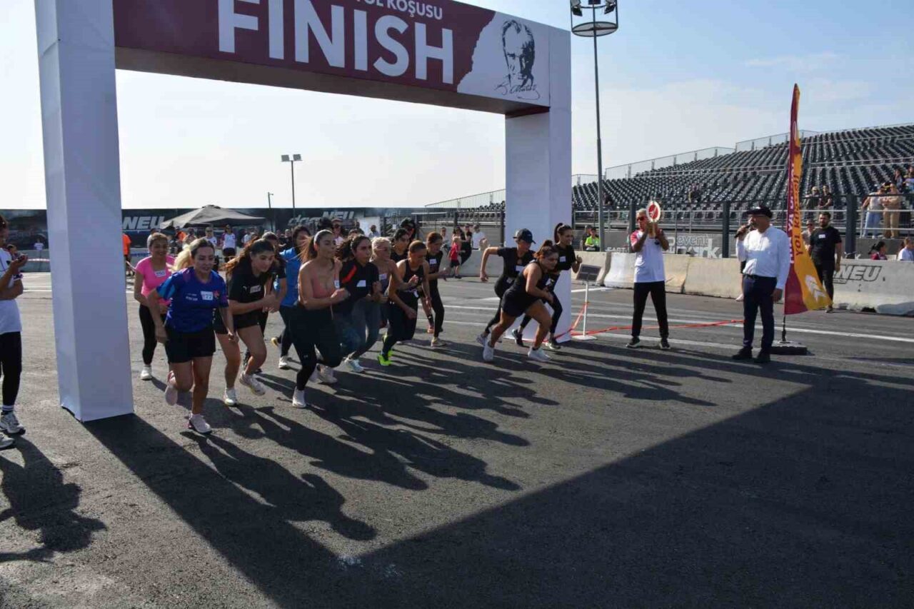 Yakın Doğu Oluşumu Okulları, geleneksel "Ata’ya Saygı Yol Koşusu" ile