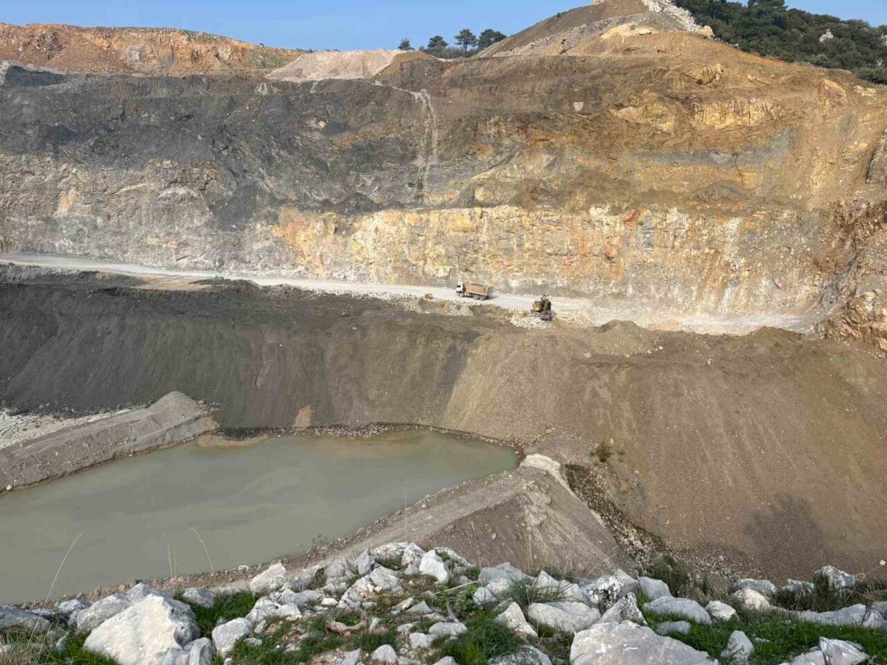 Manisa'nın Yunusemre ilçesinde bir taş ocağı, atık sularını dereye boşaltarak