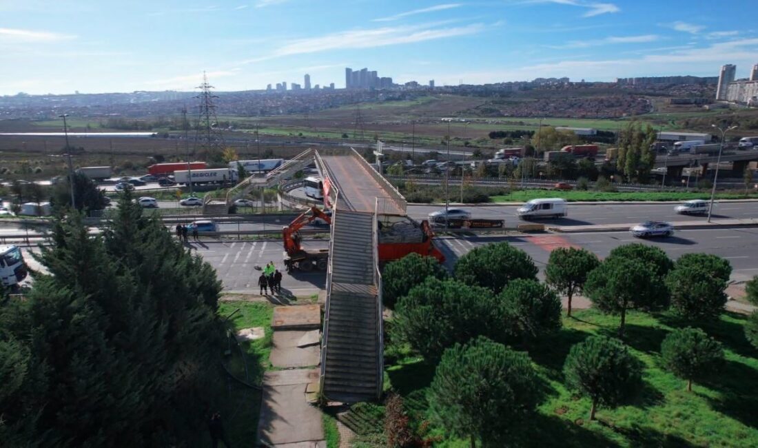 Avcılar'da bir tır, üstgeçide çarparak kazaya neden oldu. Tahtakale Mahallesi'nde