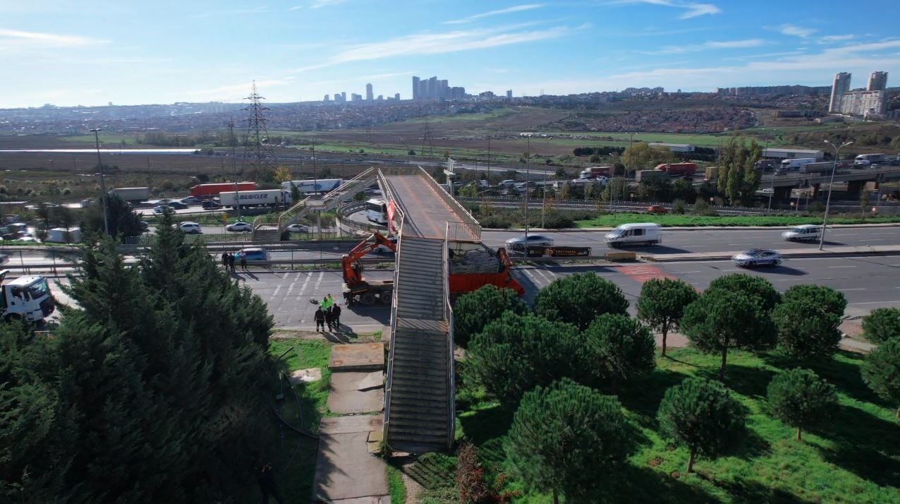 Avcılar'da iş makinesi taşıyan 34 FD 3363 plakalı tır, üstgeçide