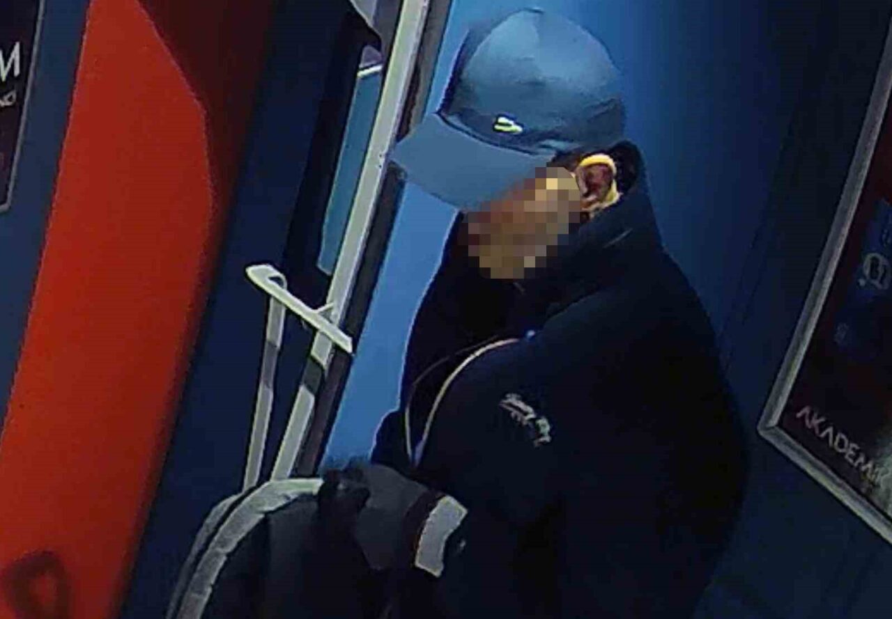 İstanbul Avcılar'daki bir yabancı dil kursuna giren hırsız, cam kapıyı