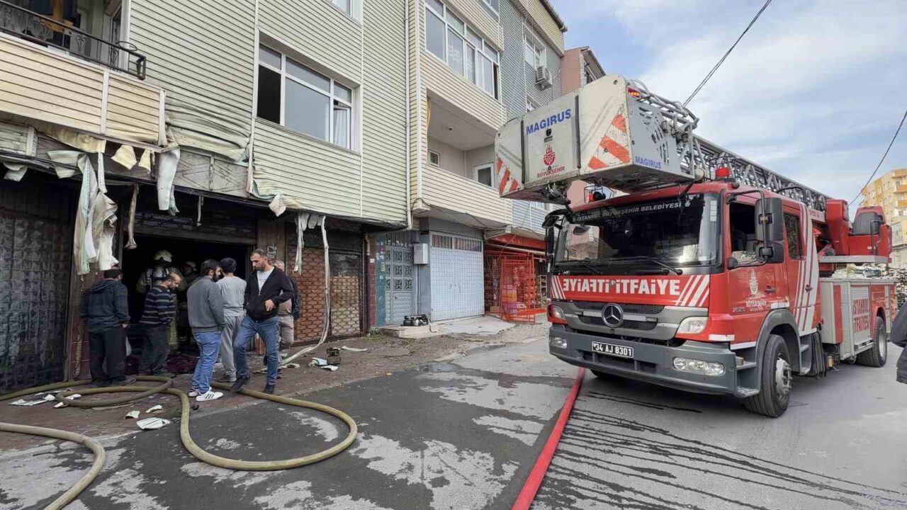 Avcılar'daki bir tekstil atölyesinde mutfak tüpünün patlaması sonucu yangın çıktı.