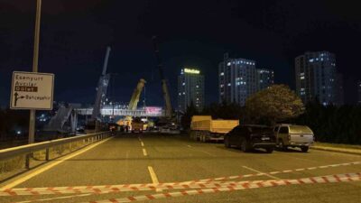 Avcılar'da iş makinesi taşıyan 34 FD 3363 plakalı tır, üstgeçide