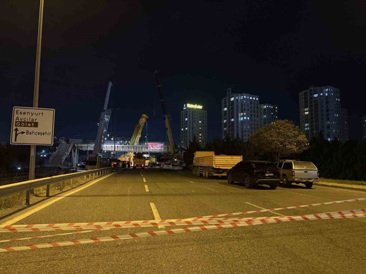 Avcılar'da iş makinesi taşıyan 34 FD 3363 plakalı tır, üstgeçide