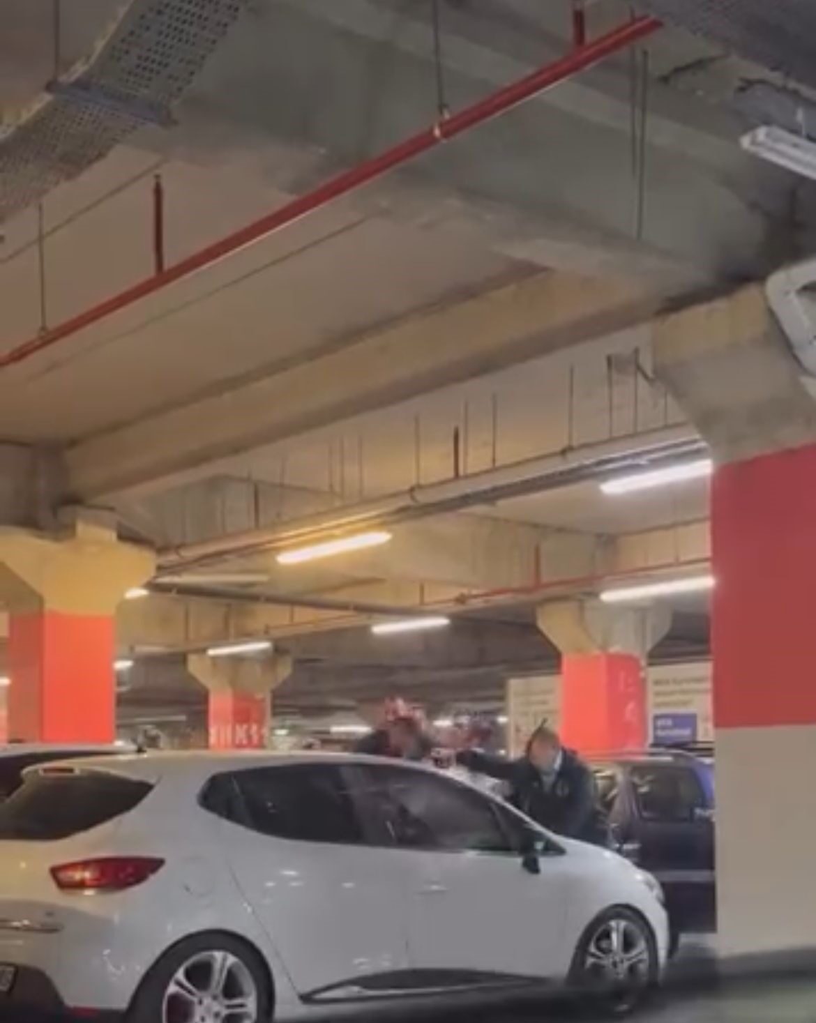 Bursa'nın Osmangazi ilçesindeki bir alışveriş merkezinin kapalı otoparkında, iki aile