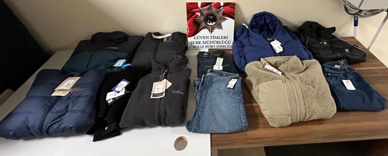 Ataşehir'deki AVM'lerde hırsızlık yapan 4 kişi, güven timleri tarafından yakalandı.