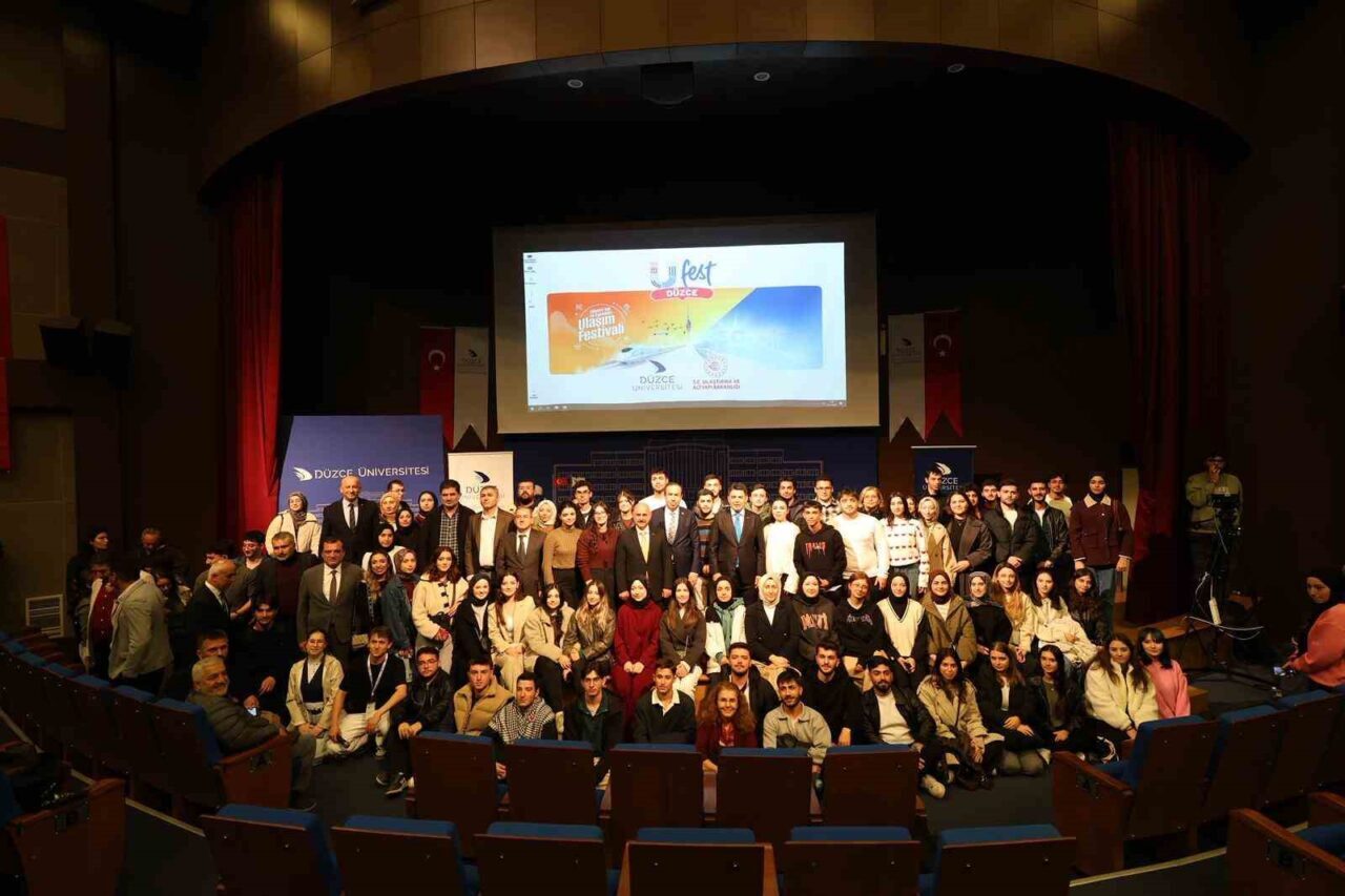 Düzce Üniversitesi'nde düzenlenen Ufest Gençlik Festivali'nde konuşan Ulaştırma ve Altyapı