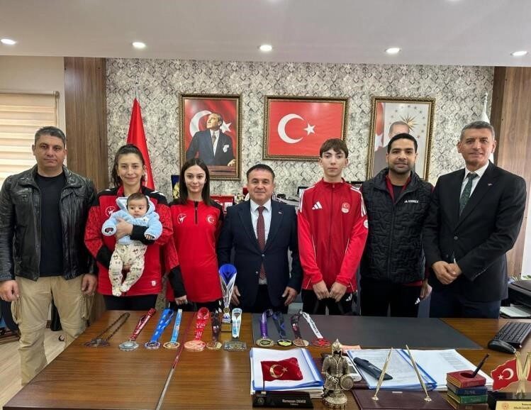 Bileciklİ taekwondo sporcuları Altuğ Gesge ve İrem İşel, Avrupa şampiyonalarında