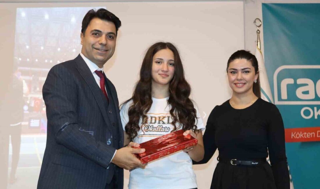 İzmir Konak Radikal Anadolu Lisesi 9'uncu sınıf öğrencisi Elif Esmira