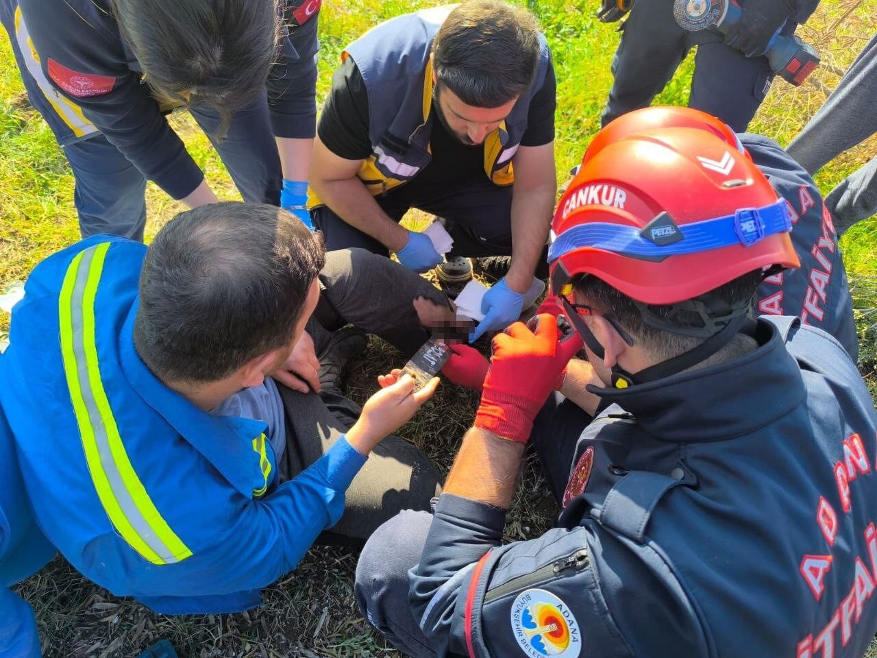 Adana'nın Ceyhan ilçesinde motorlu testereye ayağı sıkışan bir kişi, vatandaşların