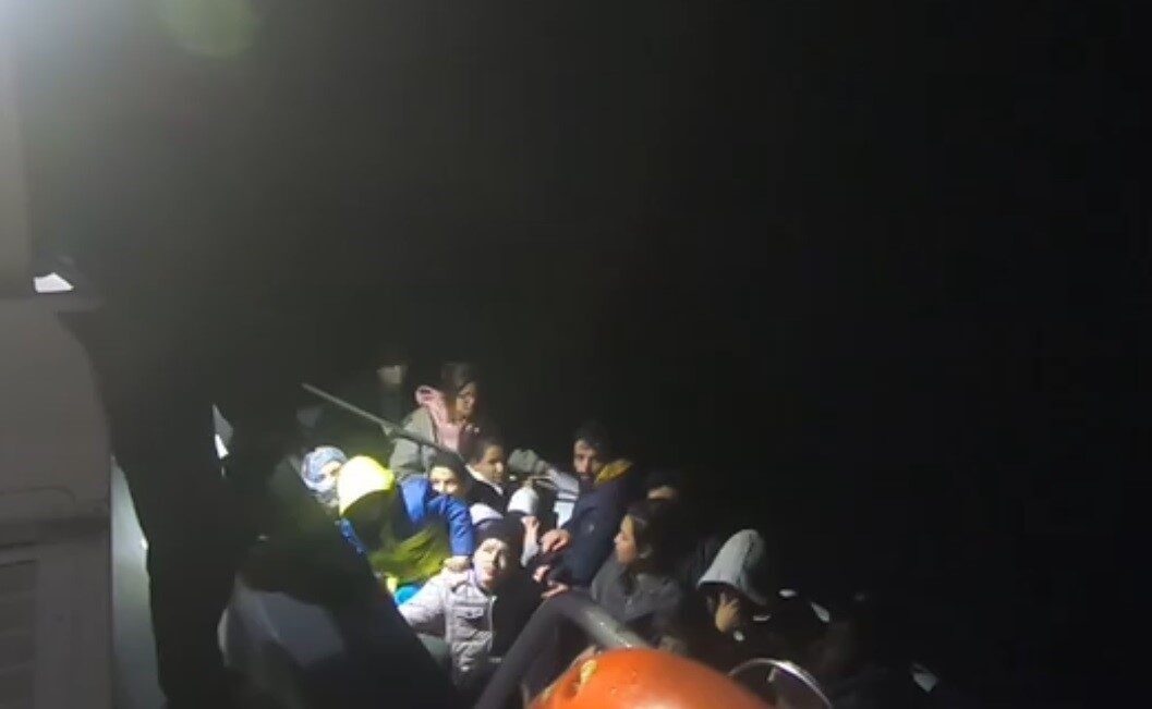 Aydın'ın Didim ilçesi açıklarında, 10'u çocuk 30 düzensiz göçmen kurtarıldı.