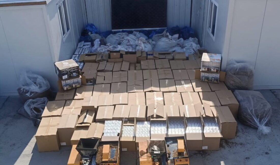 Aydın ve İzmir’de gerçekleştirilen operasyonla 5 kişi tutuklandı, fazla miktarda kaçak sigara ve tütün ele geçirildi. Aydın ve İzmir'de gerçekleştirilen operasyonda 5 kişi gözaltına alındı. Ekipler,