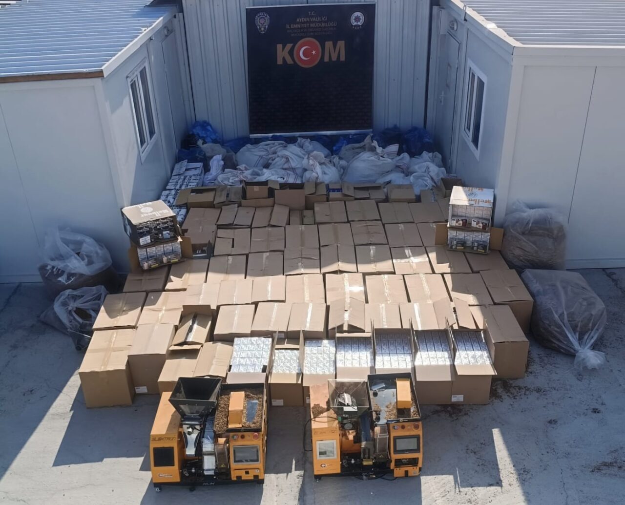 Aydın ve İzmir'de gerçekleştirilen operasyonda 5 kişi gözaltına alındı. Ekipler,