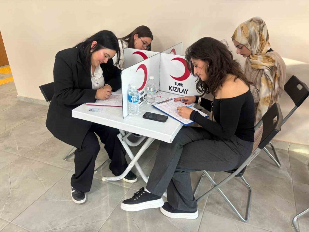 Aydın Yurt Müdürlüğü öğrencileri, Kızılay ekipleri aracılığıyla kan ve kök