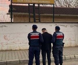 Aydın’ın Kuşadası ve Efeler ilçelerinde, çeşitli suçlardan aranmakta olan iki