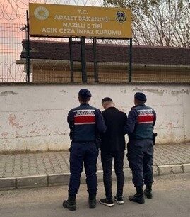 Aydın’ın Kuşadası ve Efeler ilçelerinde, çeşitli suçlardan aranmakta olan iki