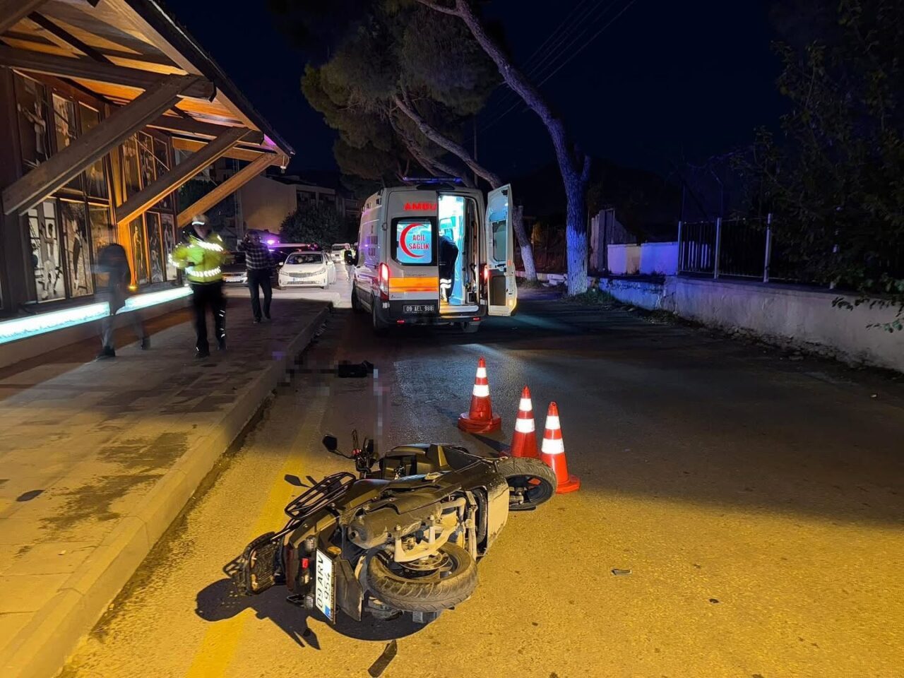 Aydın'ın Söke ilçesinde motosiklet sürücüsü Yılmaz Kara, kaldırıma çarparak ağır