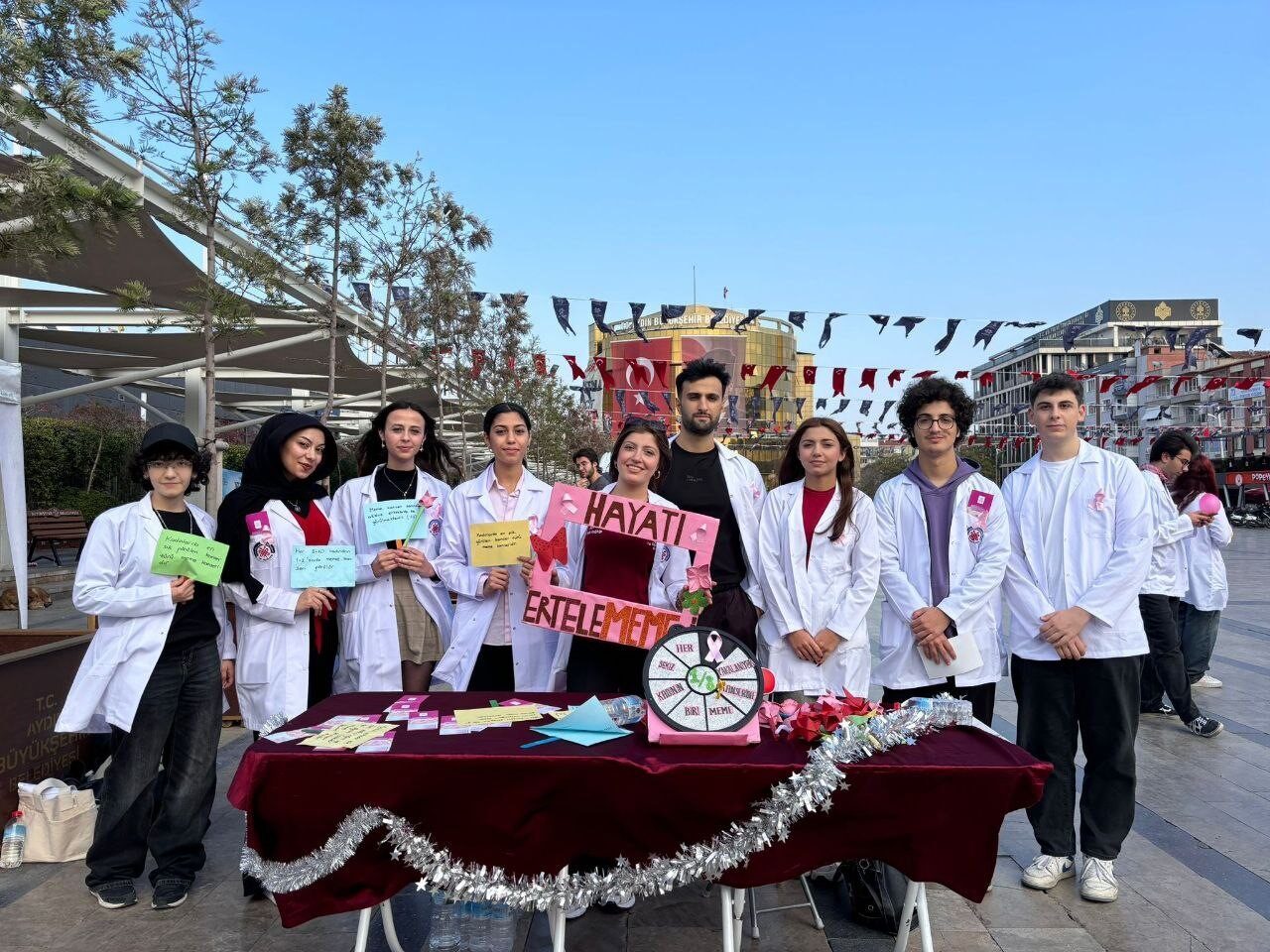 Aydın’da Genç Hekim Adayları Erken Teşhisle Meme Kanserine Dikkat Çektikleri Etkinlik Düzenledi