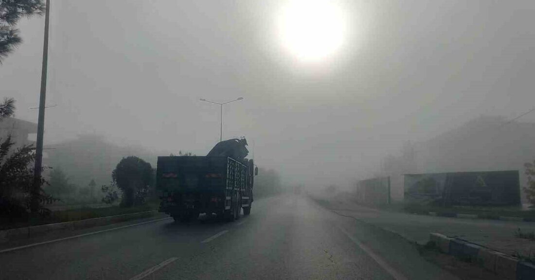 Aydın-Çine Karayolu’nda Yoğun Sis Sürücülere Zor Anlar Yaşattı Aydın-Çine Karayolu’nda sabah saatlerinde etkili olan yoğun sis, sürücüleri zorladı.