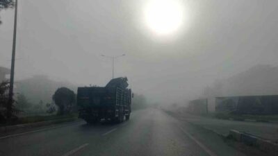 Aydın-Çine Karayolu’nda sabah saatlerinde etkili olan yoğun sis, sürücüleri zorladı.