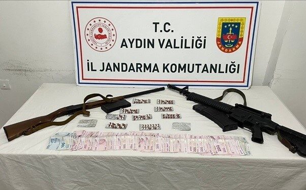 Aydın'ın Efeler ilçesinde jandarma ekiplerinin gerçekleştirdiği operasyonda bir evde 118