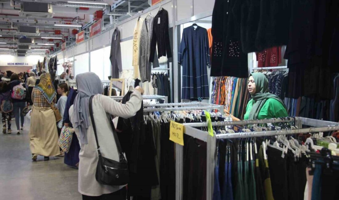 Aydın Giyim Festivali, Tesettür Modasıyla Herkesin İlgi Odağı Oldu Aydın'da 11 Kasım'da başlayan giyim festivali, tesettür giyim dahil 50'den