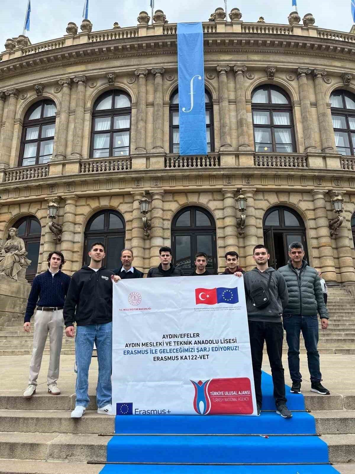 Aydın Mesleki ve Teknik Anadolu Lisesi’nin Erasmus+ projesi, öğrencileri elektrikli araç şarj istasyonları üzerine Çekya’da staj yaptırarak geleceğe hazırladı.