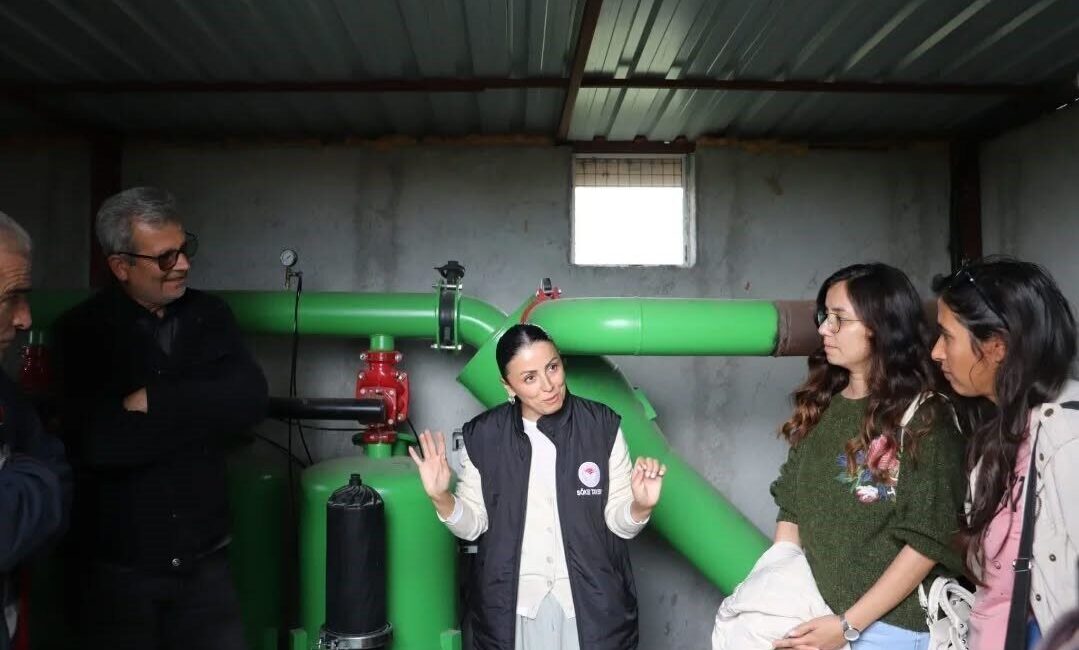 Aydın’da Tarımsal Üreticilere Teknik Gezi Düzenlendi Aydın'ın Efeler ve Koçarlı ilçelerindeki çiftçilere, iklim değişikliği ve sulama