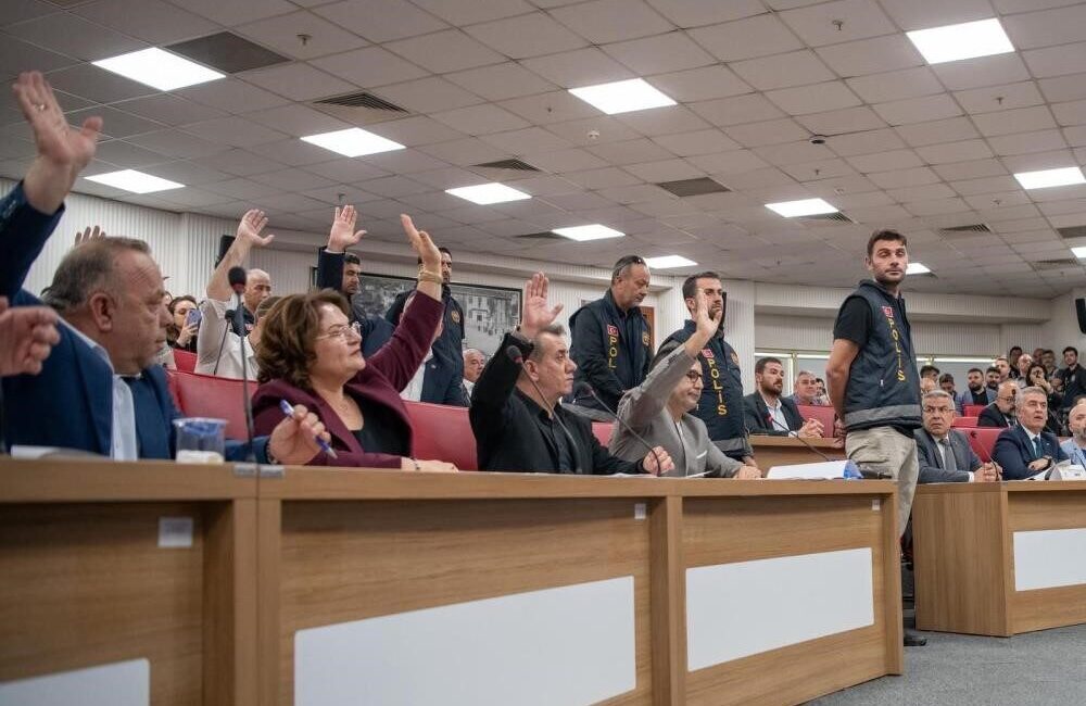 Aydın’da CHP’li Üyelerin Su İndirimi Önergesini Gündeme Taşımadığı İddia Edildi Aydın'da su ücretlerinin indirilmesi talebini gündeme getiren CHP'li meclis üyeleri,