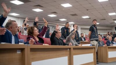 Aydın'da su ücretlerinin indirilmesi talebini gündeme getiren CHP'li meclis üyeleri,