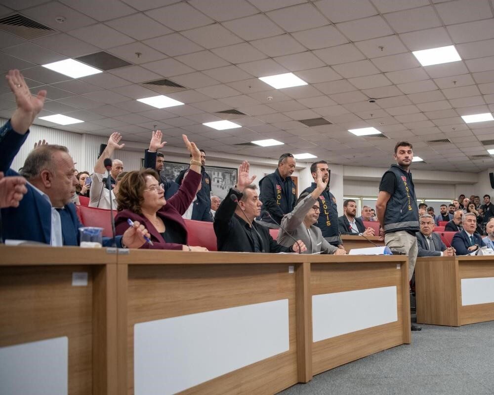 Aydın'da su ücretlerinin indirilmesi talebini gündeme getiren CHP'li meclis üyeleri,