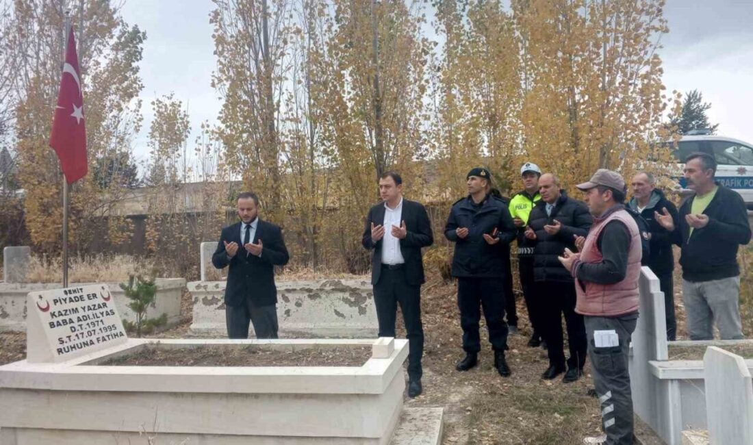 Aydıntepe'de, şehitleri anmak amacıyla kabirleri ziyaret eden Kaymakam Ertuğrul Bayram,