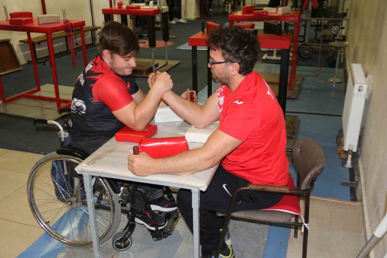 Eskişehirli sporcu İsmail Hakan Önder, yüzde 96 bedensel engeliyle bilek