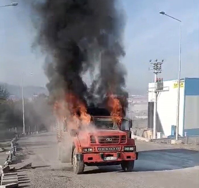 Düzce Gümüşova Organize Sanayi Bölgesi'nde yarım saat ara ile iki
