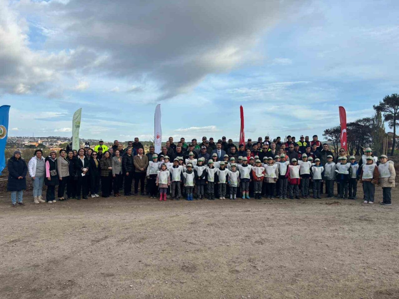 Çanakkale'nin Ayvacık ilçesinde 1500 fidan, düzenlenen ağaçlandırma etkinliğiyle toprakla buluştu.