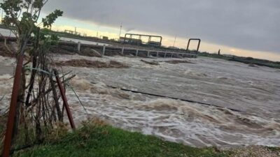 Çanakkale'nin Ayvacık ilçesinde etkili olan sağanak yağışlar Tuzla Çayı'nın taşmasına
