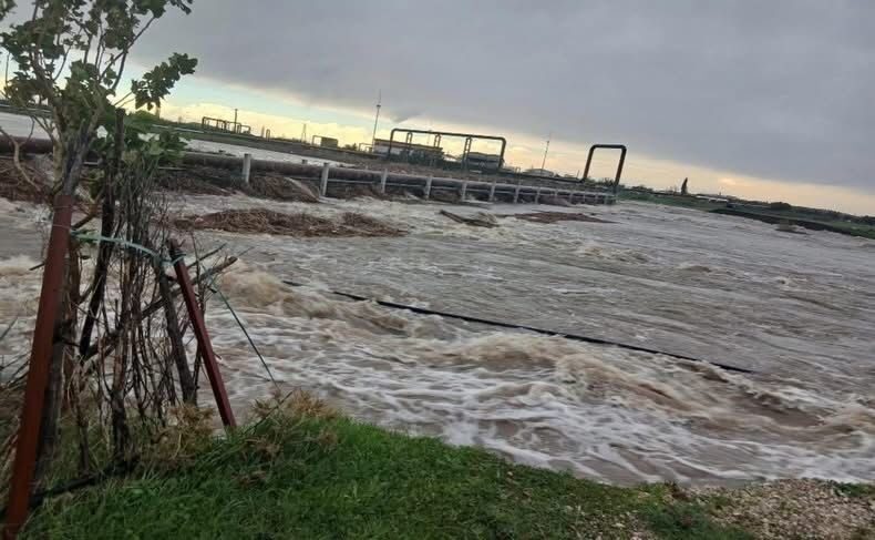 Çanakkale'nin Ayvacık ilçesinde etkili olan sağanak yağışlar Tuzla Çayı'nın taşmasına