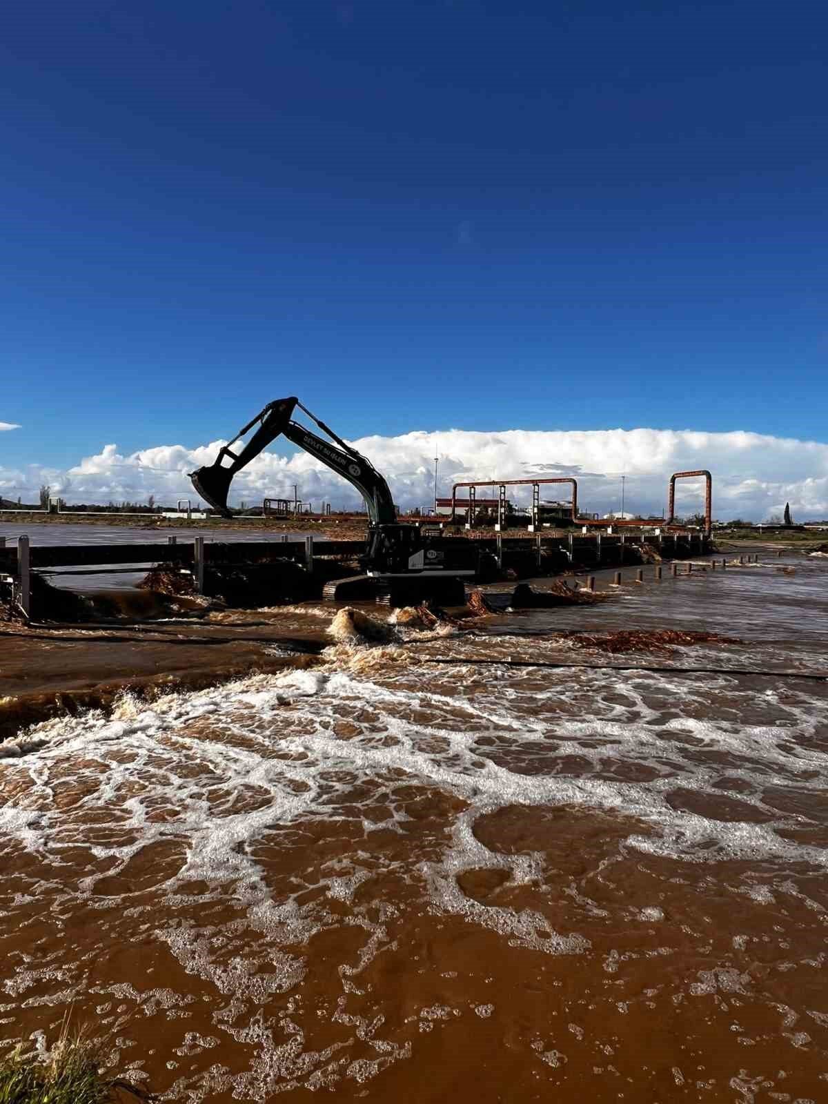 Çanakkale'nin Ayvacık ilçesinde, gece boyunca süren şiddetli yağışların ardından Tuzla