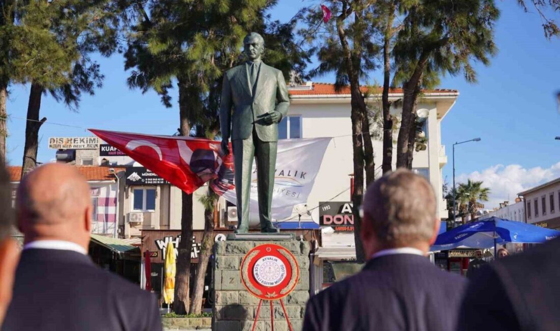 Balıkesir'in Ayvalık ilçesinde Öğretmenler Günü etkinlikleri, Cumhuriyet Meydanı'nda gerçekleştirilen çelenk