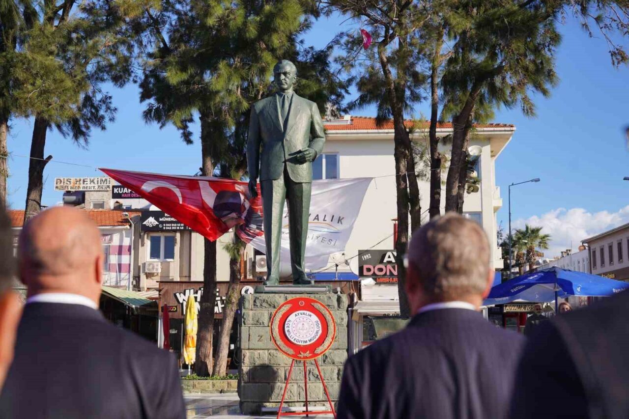 Balıkesir'in Ayvalık ilçesinde Öğretmenler Günü etkinlikleri, Cumhuriyet Meydanı'nda gerçekleştirilen çelenk