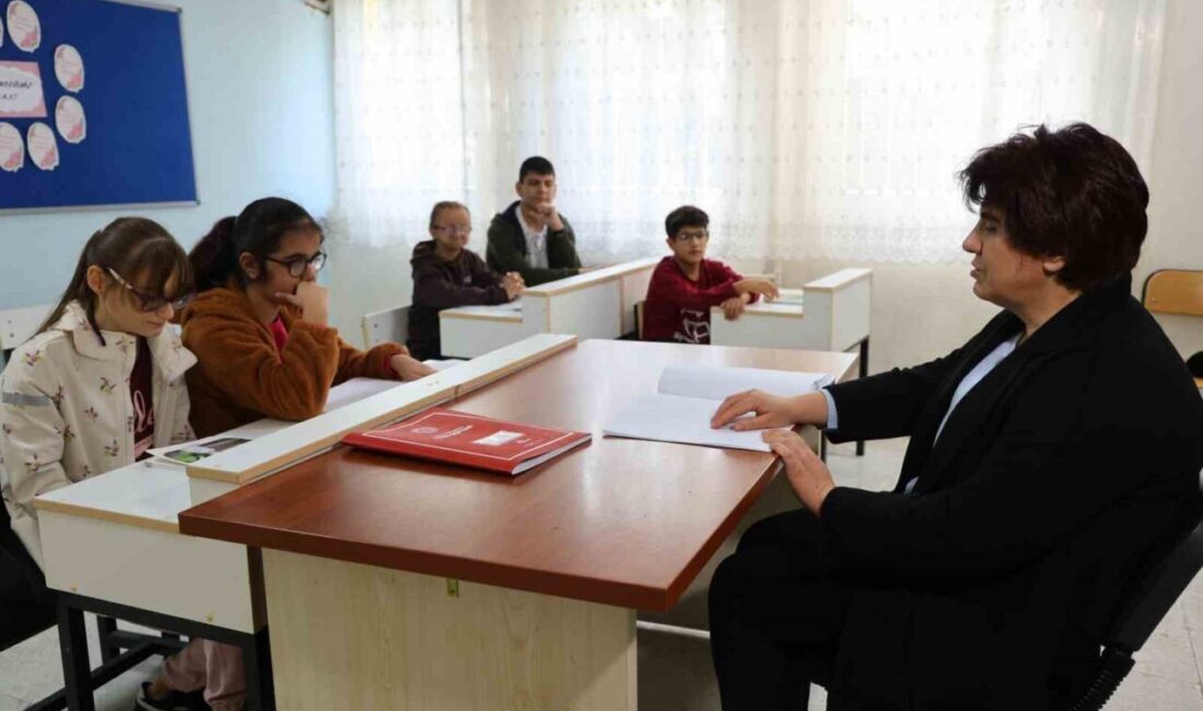 Adana'da 22 yıldır Türkçe öğretmenliği yapan görme engelli Züleyha Eker,