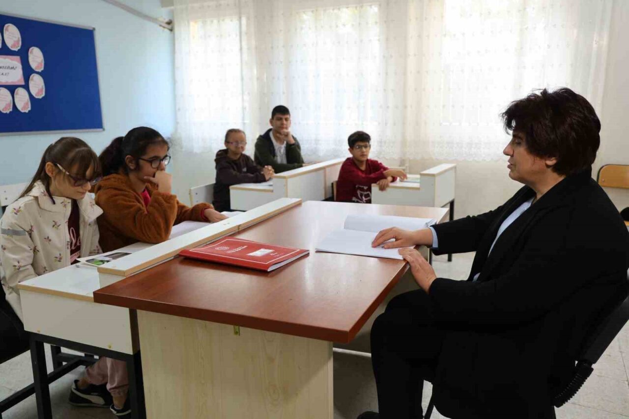 Adana'da 22 yıldır Türkçe öğretmenliği yapan görme engelli Züleyha Eker,