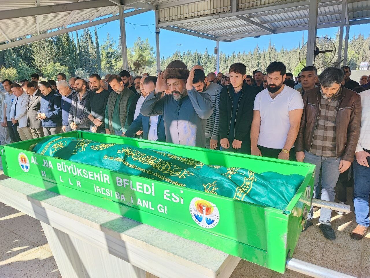 Adana’da lüks otomobilin çarptığı 12 yaşındaki çocuğun cenaze namazını babası kıldırırken, anne gözyaşlarıyla arkadaşlarıyla vedalaştı.